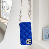 iPhone14Promax étui pour téléphone portable style Xiaoxiang style rhombique bandoulière chaîne suspendue couleur bleu Klein