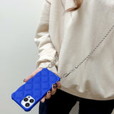 iPhone14Promax étui pour téléphone portable style Xiaoxiang style rhombique bandoulière chaîne suspendue couleur bleu Klein