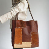 Mode rétro européenne et américaine Rivet contraste couleur couture une épaule Portable fourre-tout femme grande capacité sac