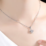 Pendentif trèfle à quatre feuilles gravé « Je t'aime » Collier femme Accessoire mode cadeau Présenté avec des fleurs préservées