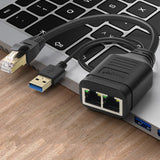 Un répartiteur de câble réseau un à deux surfe simultanément sur Internet et on fait glisser deux paires de connecteurs