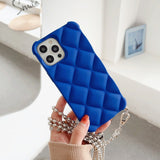 iPhone14Promax étui pour téléphone portable style Xiaoxiang style rhombique bandoulière chaîne suspendue couleur bleu Klein