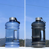 Bouteille d'eau de sport 2200 ml grande capacité facile à transporter matériau sûr adapté à une utilisation en extérieur noir bleu