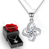 Pendentif trèfle à quatre feuilles gravé « Je t'aime » Collier femme Accessoire mode cadeau Présenté avec des fleurs préservées