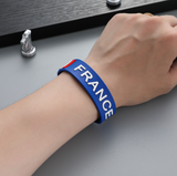 TD® Fans de football de la Coupe d'Europe entourant le bracelet du bracelet du logo de l'équipe nationale de souvenirs