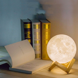TD® Veilleuse-Lampe en forme de lune 3D 2 couleurs rechargeable USB Night Light Belle lumière sensible avec support en bois-18cm