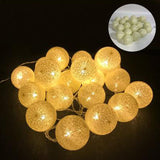 TD® Guirlande Lumineuse LED, 10 Boules Coton, Fonction Piles, Lumières d’Ambiance, Sphères Ø6 cm, diff. couleurs -